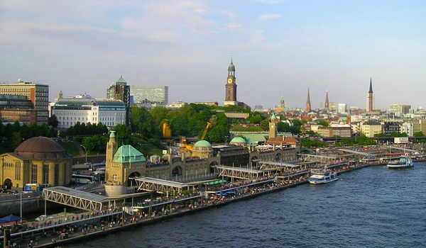 Blick auf das Zentrum von Hamburg von der Elbe
