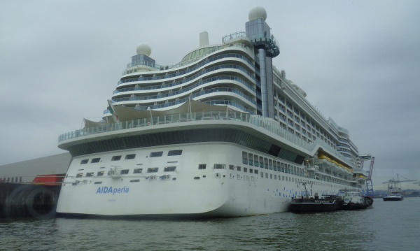 Schiff im Hafen Hamburg