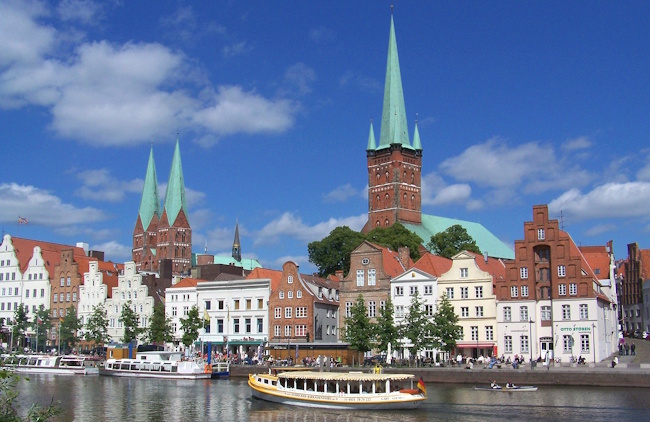 Blick auf die ganze Altstadt von Lübeck mit Häuser und Kirchen