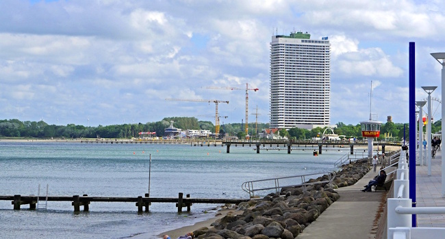Blick auf Travemünde - am Meer mit großem Hotel